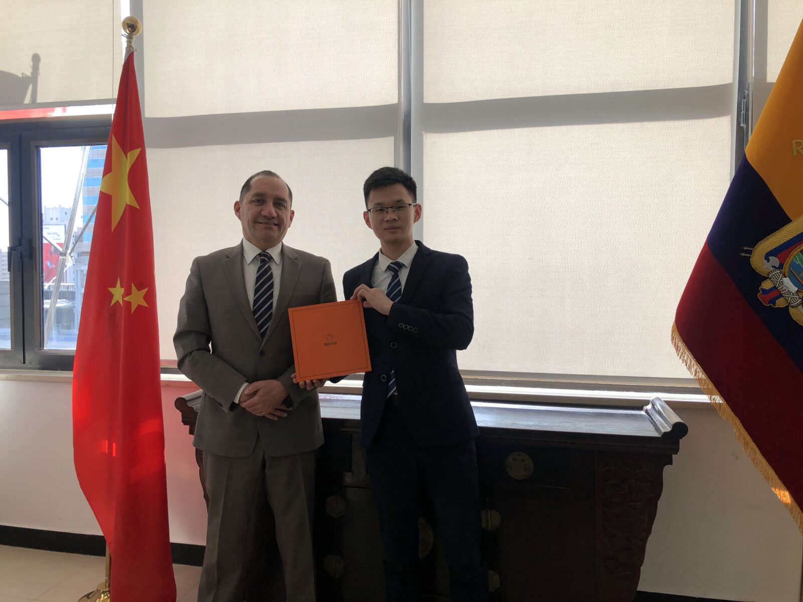 Mr. Carlos Lafuya, the newly appointed Ambassador of the Republic of Ecuador to China, received the Aurora Silk Country Gift