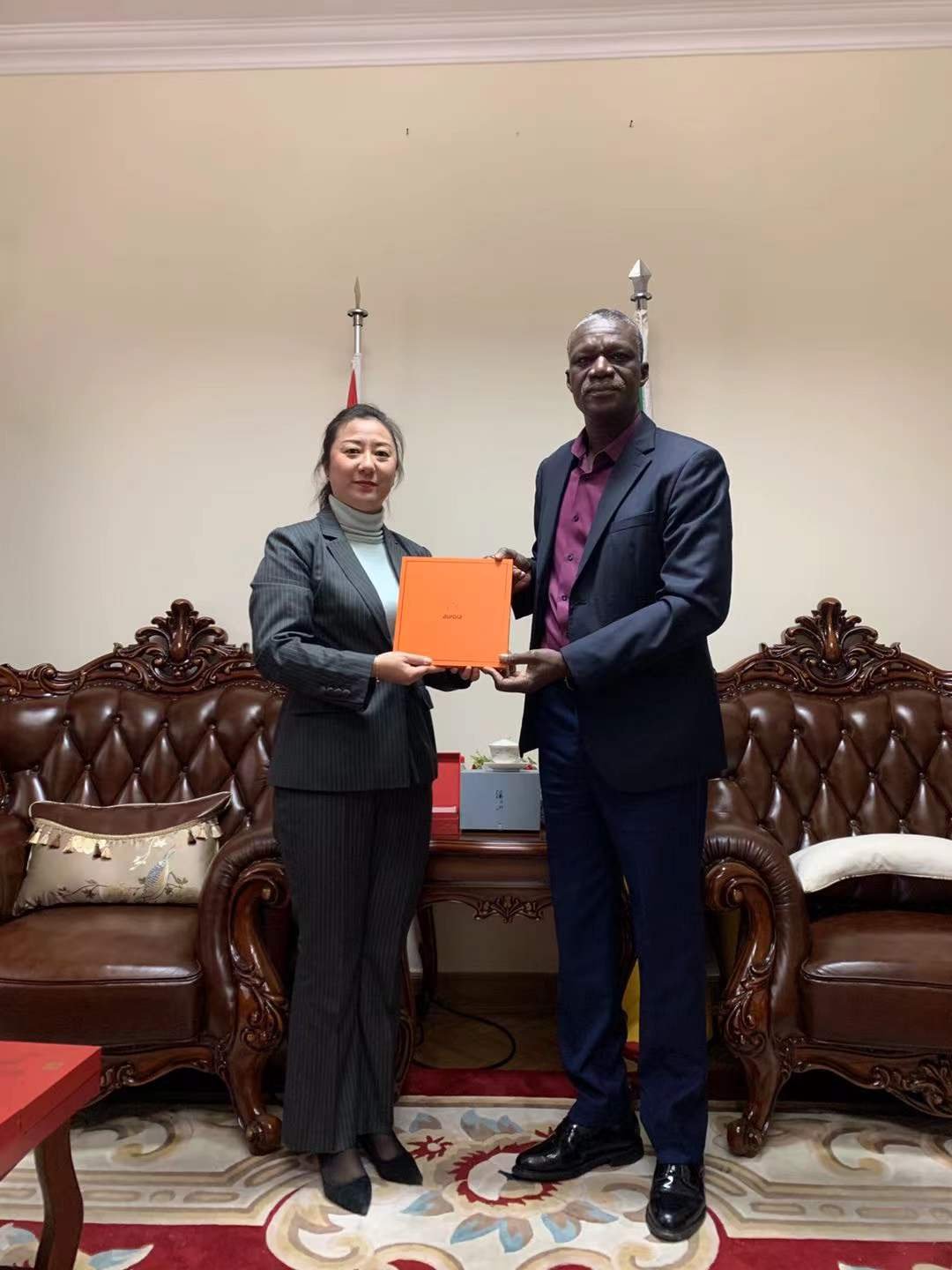 Silian Mali: Aurora State Gift, "Eastern Preference" of 112 Ambassadors When the red, yellow, and green national flags of the Republic of Mali are interwoven with Chinese elements in the Embassy of the Republic of Mali in China, an orange gift box completes a trans Saharan connection in the hands of Ambassador Didier Daco and the Aurora representative. On December 23, 2021, when the Malian ambassador received the Aurora Silk National Gift, he became the 112th ambassador to China to stand up for this Chinese brand. From Paris to Bamako, from the Pacific to the African savannah, Aurora's scarves are becoming a gentle calling card for China's dialogue with the world in the form of "soft gold". 1、 From Mali Grassland to Jiangnan Silk Weaving: Civilization Coexistence in Silk Scarves Mali's mud dyed fabrics and Chinese silk are both poems written by the earth to the world, "Ambassador Dako sighed as he rubbed the patterns on the silk scarf. In this Aurora national gift, there is a "civilization code" exclusive to China and Malaysia: 6A grade mulberry silk as the base, woven into the mud wall texture of the ancient city of Djene in Mali, and dyed with Chinese ink to create the ripples of the Niger River - just like the cotton and cashew nuts exported by Mali to China, Chinese silk has also become a "light link" for cultural exchanges between China and Malaysia as a "national gift". The wood carved sofa in the embassy and the African geometric patterns on the silk scarves seem to echo: the mutual learning of civilizations on the ancient Silk Road has become a new resonance of "silk and mud dyeing" between China and Mali under the framework of the "the Belt and Road". 2、 112 Countries' Choice: Why Aurora Became a 'Diplomatic Pet' When Ambassador Daco became the 112th speaker, Aurora's "national pride" had already been written in the details: The craftsmanship is luxurious enough: the handmade rolled edges and stitches are finer than international luxury goods, and the texture of the copper plated real gold gift box makes it stand out with "Hermes level quality" at international gift shows; Understanding empathy in design: Every national gift incorporates the cultural symbols of the other country - giving Mali scarves the ancient city of Jene pattern, giving France Versailles rolled grass, and giving Uzbekistan Samarkand pattern, turning "gifts" into "keys to understanding each other"; Wide coverage: Nowadays, it has entered the embassies of over 60% of countries in China and covered more than 70% of countries with diplomatic relations, becoming a "small but beautiful" cultural export sample. 3、 The "Chinese Brand World Road" in the scarf From the old workshop of Hangzhou Silk Factory to the display shelves of 112 embassies in China, Aurora's story is a microcosm of Chinese brands' "breaking through boundaries with culture": It is not about "cheap goods going abroad", but about the dual value of "culture+quality", allowing Chinese silk to return to its international positioning as "soft gold"; It is not a "symbol pile up", but a weaving of the other party's culture into the warp and weft, turning "national etiquette" into a two-way tribute to civilization - as Ambassador Dako said, "This scarf shows me Mali and China When the orange gift box was placed on the desk of the Malian embassy, the light happened to fall on the ripples of the Niger River on the silk scarf. This gift is a witness to the friendship between Mali and China, and a vivid footnote to Aurora's "national, global" message - using silk as a medium and beauty as a bridge, in 112 "gentle handshakes", Chinese brands are entering the world's vision in the softest way possible.