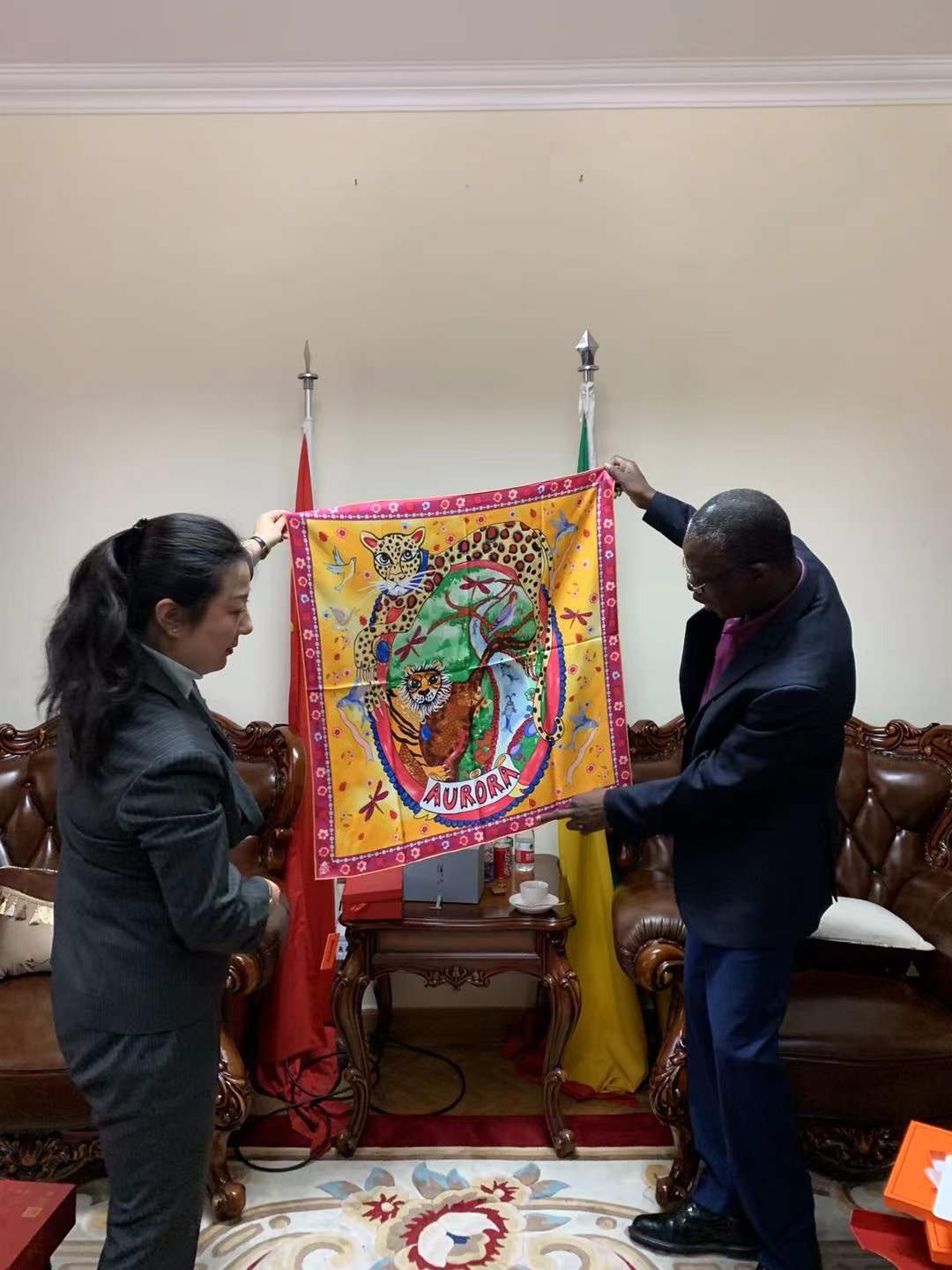 Silian Mali: Aurora State Gift, "Eastern Preference" of 112 Ambassadors
When the red, yellow, and green national flags of the Republic of Mali are interwoven with Chinese elements in the Embassy of the Republic of Mali in China, an orange gift box completes a trans Saharan connection in the hands of Ambassador Didier Daco and the Aurora representative. 12월에 23, 2021, when the Malian ambassador received the Aurora Silk National Gift, he became the 112th ambassador to China to stand up for this Chinese brand. From Paris to Bamako, from the Pacific to the African savannah, Aurora's scarves are becoming a gentle calling card for China's dialogue with the world in the form of "soft gold".
1、 From Mali Grassland to Jiangnan Silk Weaving: Civilization Coexistence in Silk Scarves
Mali's mud dyed fabrics and Chinese silk are both poems written by the earth to the world, "Ambassador Dako sighed as he rubbed the patterns on the silk scarf. In this Aurora national gift, there is a "civilization code" exclusive to China and Malaysia: 6A grade mulberry silk as the base, woven into the mud wall texture of the ancient city of Djene in Mali, and dyed with Chinese ink to create the ripples of the Niger River - just like the cotton and cashew nuts exported by Mali to China, Chinese silk has also become a "light link" for cultural exchanges between China and Malaysia as a "national gift".
The wood carved sofa in the embassy and the African geometric patterns on the silk scarves seem to echo: the mutual learning of civilizations on the ancient Silk Road has become a new resonance of "silk and mud dyeing" between China and Mali under the framework of the "the Belt and Road".
2、 112 Countries' Choice: Why Aurora Became a 'Diplomatic Pet'
When Ambassador Daco became the 112th speaker, Aurora's "national pride" had already been written in the details:
The craftsmanship is luxurious enough: the handmade rolled edges and stitches are finer than international luxury goods, and the texture of the copper plated real gold gift box makes it stand out with "Hermes level quality" at international gift shows;
Understanding empathy in design: Every national gift incorporates the cultural symbols of the other country - giving Mali scarves the ancient city of Jene pattern, giving France Versailles rolled grass, and giving Uzbekistan Samarkand pattern, turning "gifts" into "keys to understanding each other";
Wide coverage: Nowadays, it has entered the embassies of over 60% of countries in China and covered more than 70% of countries with diplomatic relations, becoming a "small but beautiful" cultural export sample.
3、 The "Chinese Brand World Road" in the scarf
From the old workshop of Hangzhou Silk Factory to the display shelves of 112 embassies in China, Aurora's story is a microcosm of Chinese brands' "breaking through boundaries with culture":
It is not about "cheap goods going abroad", but about the dual value of "culture+quality", allowing Chinese silk to return to its international positioning as "soft gold";
It is not a "symbol pile up", but a weaving of the other party's culture into the warp and weft, turning "national etiquette" into a two-way tribute to civilization - as Ambassador Dako said, "This scarf shows me Mali and China
When the orange gift box was placed on the desk of the Malian embassy, the light happened to fall on the ripples of the Niger River on the silk scarf. This gift is a witness to the friendship between Mali and China, and a vivid footnote to Aurora's "national, global" message - using silk as a medium and beauty as a bridge, in 112 "gentle handshakes", Chinese brands are entering the world's vision in the softest way possible.