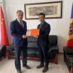 Mr. Dumitru Belakis, Ambassador of Moldova to China, gives a thumbs up to the Aurora Silk Road platform!