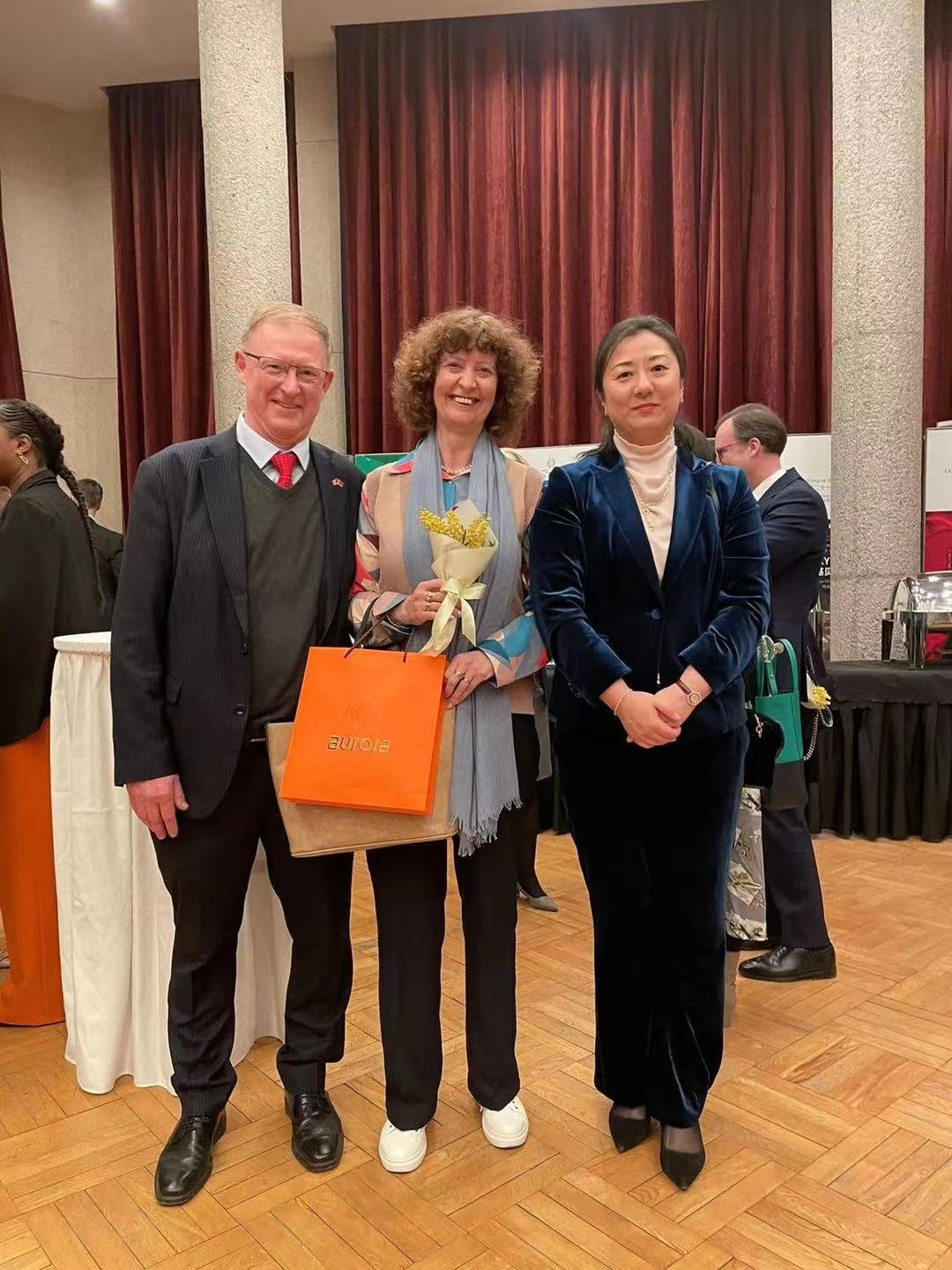 Belgian cultural counselor and Italian cultural counselor join hands to give a thumbs up to the Aurora Silk Road platform!