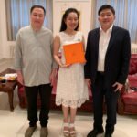 Thai Ambassador to China, Mr. and Mrs. Atayu Sisamu, hold Aurora silk and give a thumbs up to China's high-end silk scarf platform!