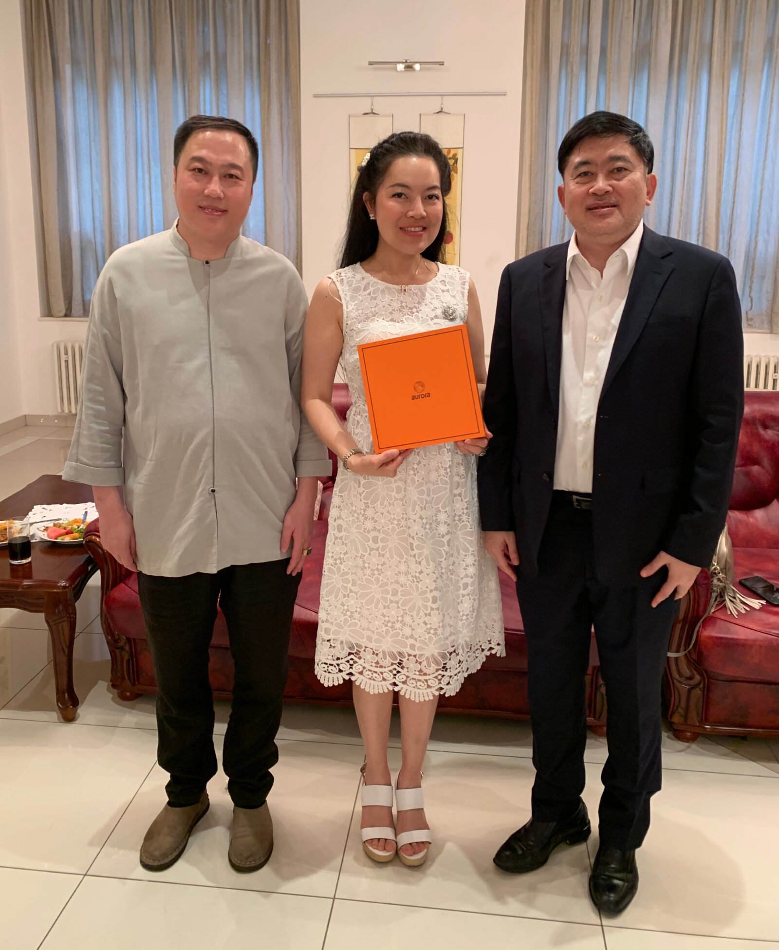 Thai Ambassador to China, Mr. and Mrs. Atayu Sisamu, hold Aurora silk and give a thumbs up to China's high-end silk scarf platform!