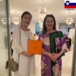 Slovenia's Ambassador to China, Ms. Su Lan, holds Aurora silk and praises China's high-end silk scarf platform!