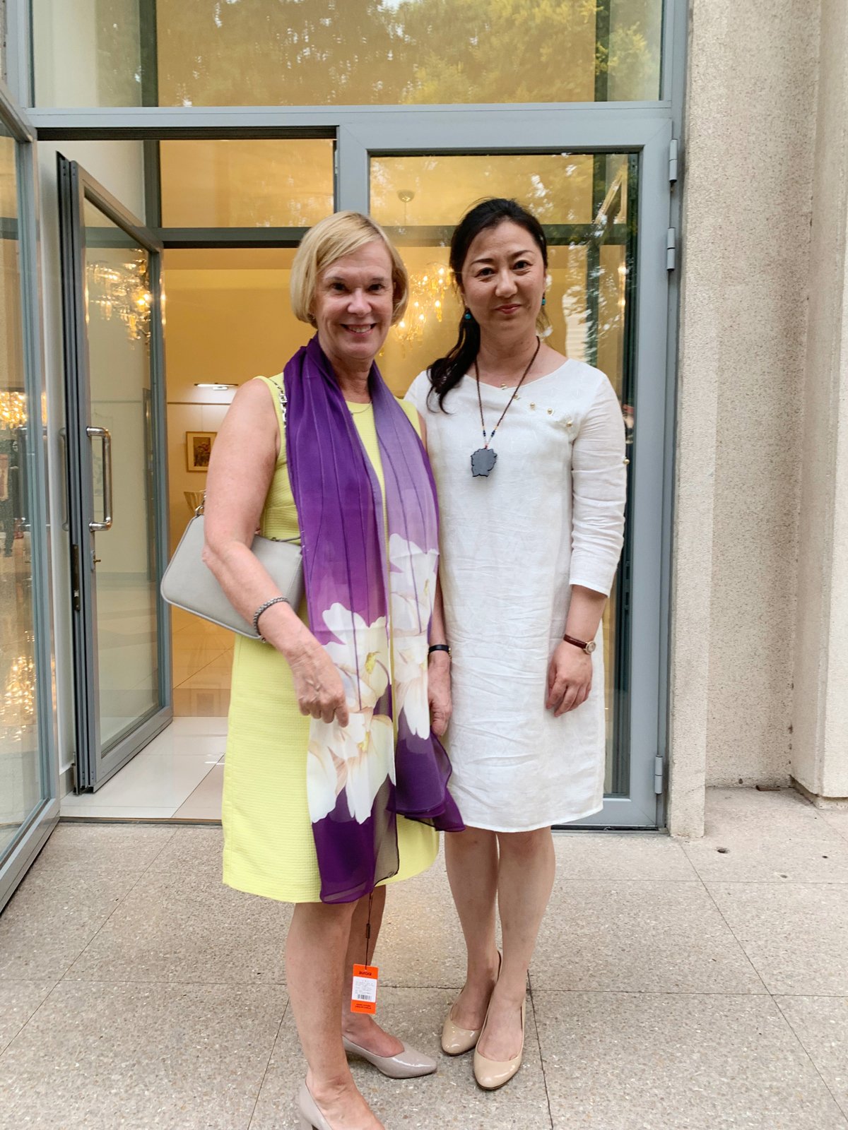 Ms. Meng Lan, the Finnish Ambassador to China, wore the Aurora scarf and praised the Chinese silk Aurora