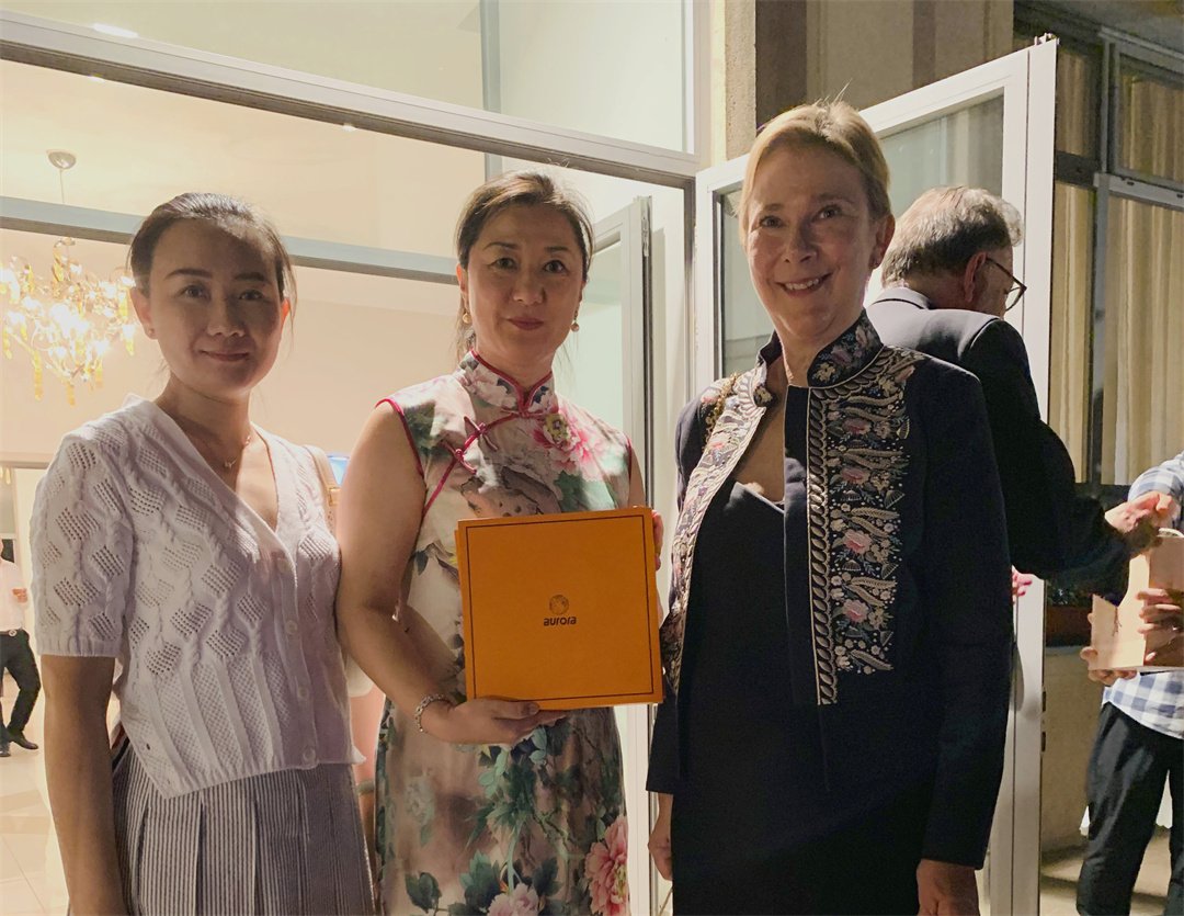 Ms. Song Lian, the current Swedish Ambassador to China, gave a thumbs up for Aurora Silk Road in Beijing!