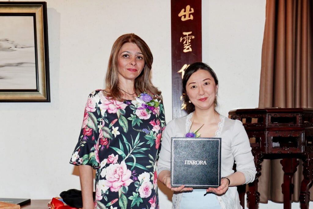 The "win-win cooperation, double dragons playing with pearls" scarf is specially designed for the "the Belt and Road", which is full of auspicious and peaceful meanings.
