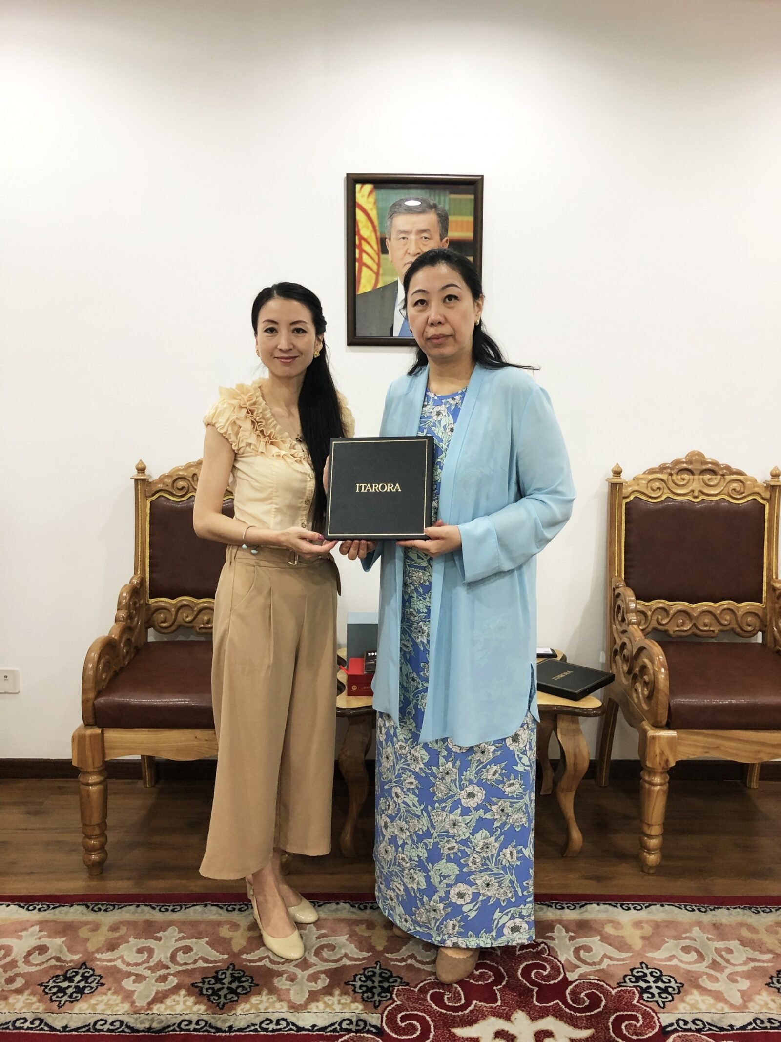 Kyrgyz Ambassador to China stands on Aurora platform: cultural and economic ties between China and Kyrgyzstan in scarves