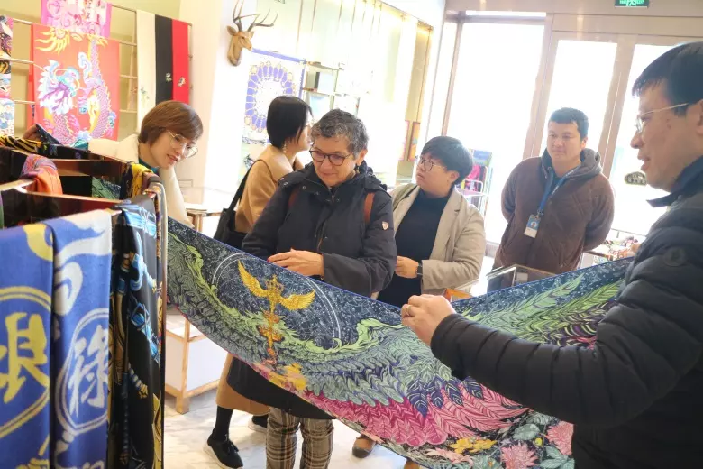 On December 3, 2019, Professor Elico, a ceramic silk expert from Lyon, France, visited Aurora with his students for inspection.